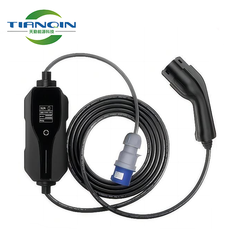 CEE European standard portable EV 16A/32A electric vehicle charging gun 7.4 KW type2 plug 240V