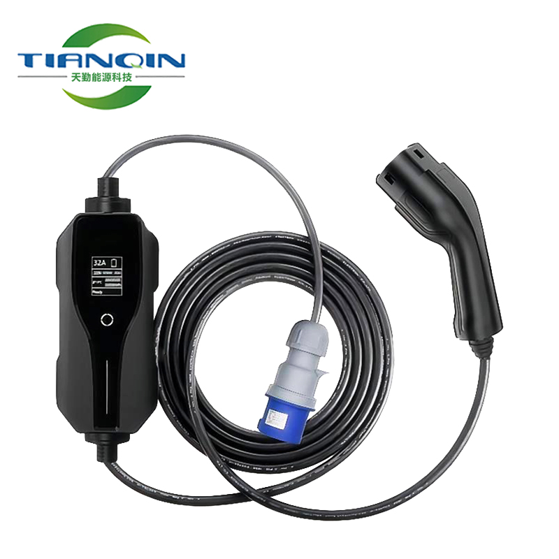 CEE European standard portable EV 16A / 32A electric vehicle charging gun 7.4 kW type2 plug 240V